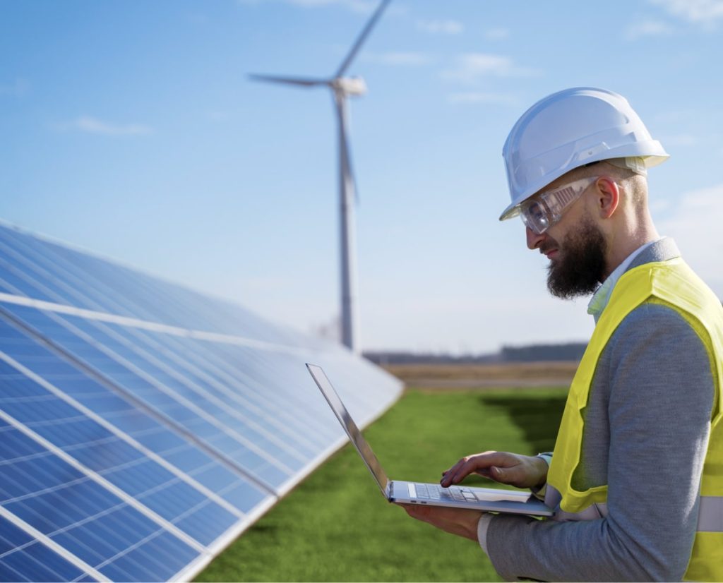 ingeniero revisando parámetros de los paneles solares